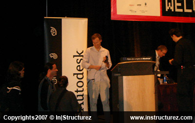 كريس هيكر يقوم بالتسخين قبل المحاضرة عن طريق الحديث مع بعض الأشخاص، استعداداً لتحطيم الرقم القياسي في سرعة الحديث